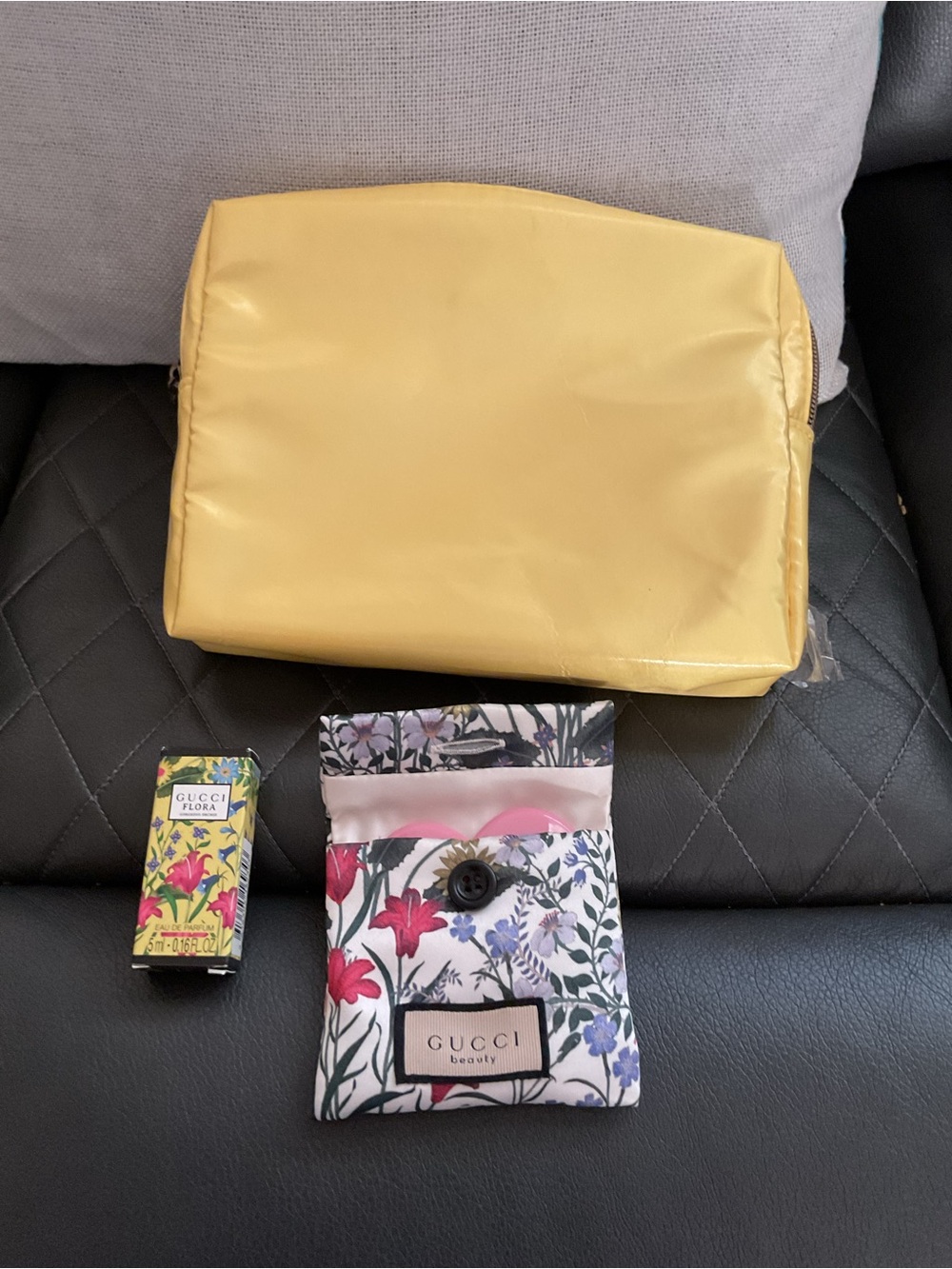 Gucci Yellow Cosmetic Pouch with Pink Heart Compact and Floral Accessories - Picture 5 of 5